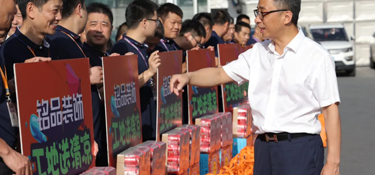 銘品裝飾集團送清涼活動，向所有為“品質(zhì)工程”奮斗在高溫一線的工人師傅致敬！