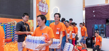 銘品裝飾舉行『產(chǎn)業(yè)工班月度會議』，為最美產(chǎn)業(yè)工人頒獎典禮，送上清涼飲品
