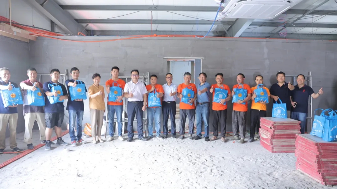 市總工會建設工會領(lǐng)導與銘品裝飾董事長張一良及工人合影