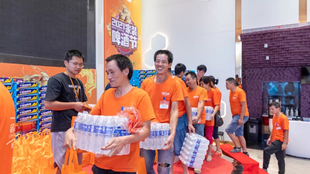 　在場的工人一箱啤酒一箱水，溫度再高也有“清涼”相伴