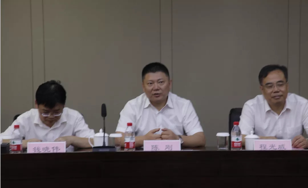杭州聯(lián)通公司黨委委員、副總經(jīng)理陳剛先生（中）