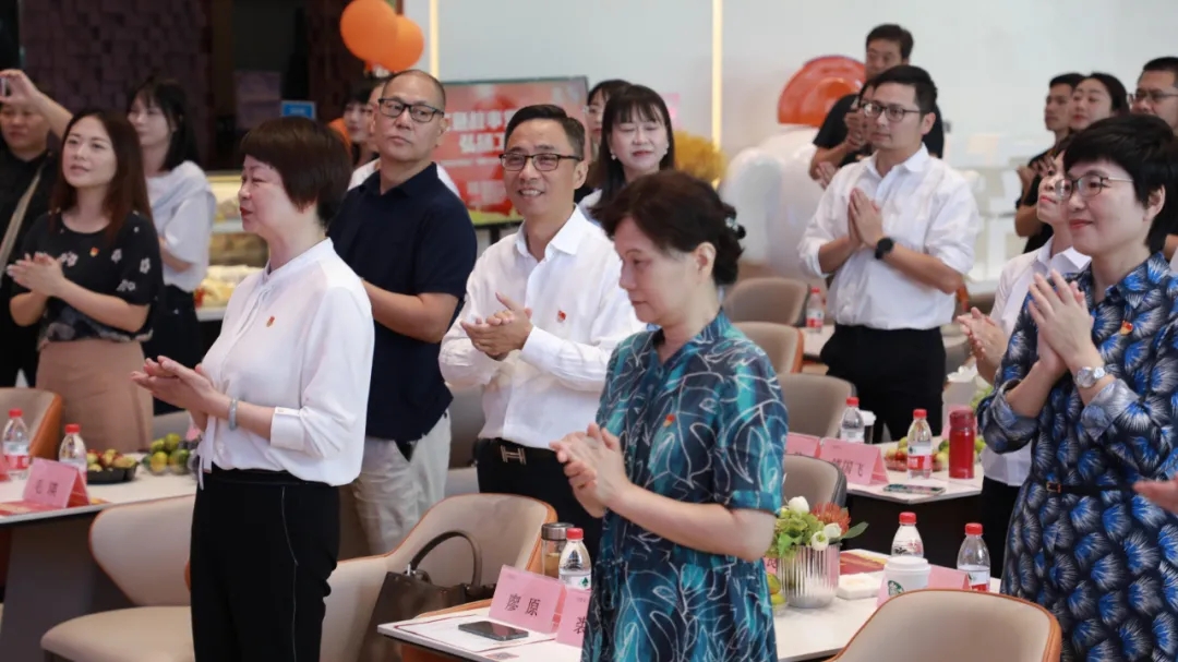 領(lǐng)導(dǎo)、行業(yè)來(lái)賓共唱《愛(ài)我中華》