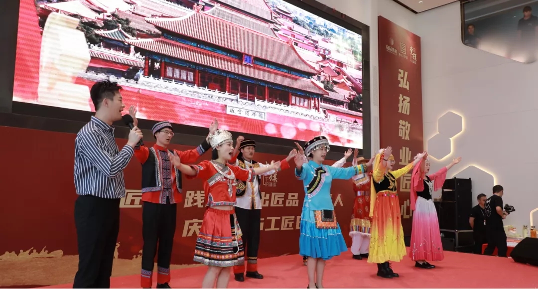 領(lǐng)導(dǎo)、行業(yè)來(lái)賓共唱《愛(ài)我中華》
