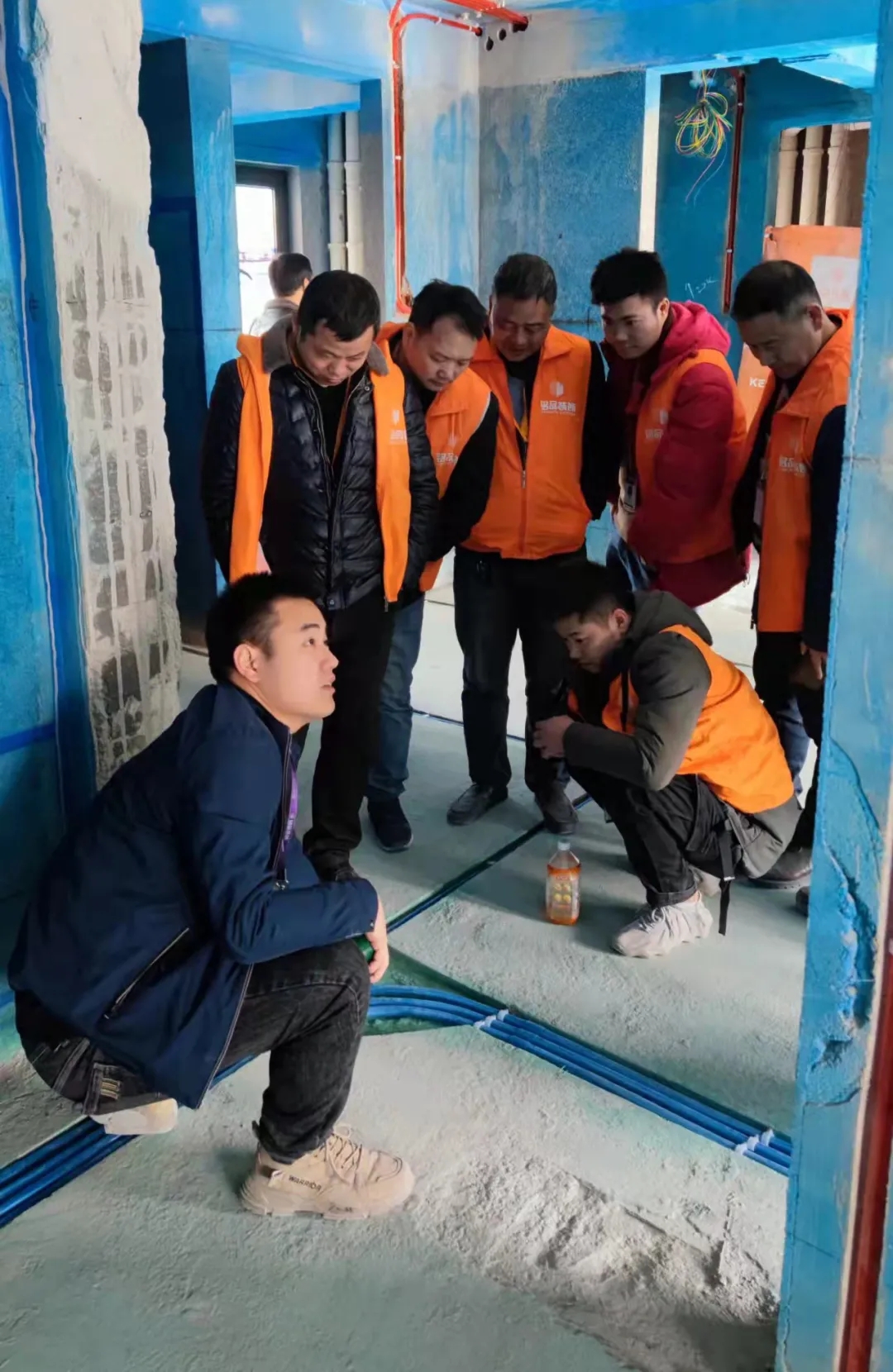 王經(jīng)理檢查水電隱蔽工程，講解銘品大弧彎工藝