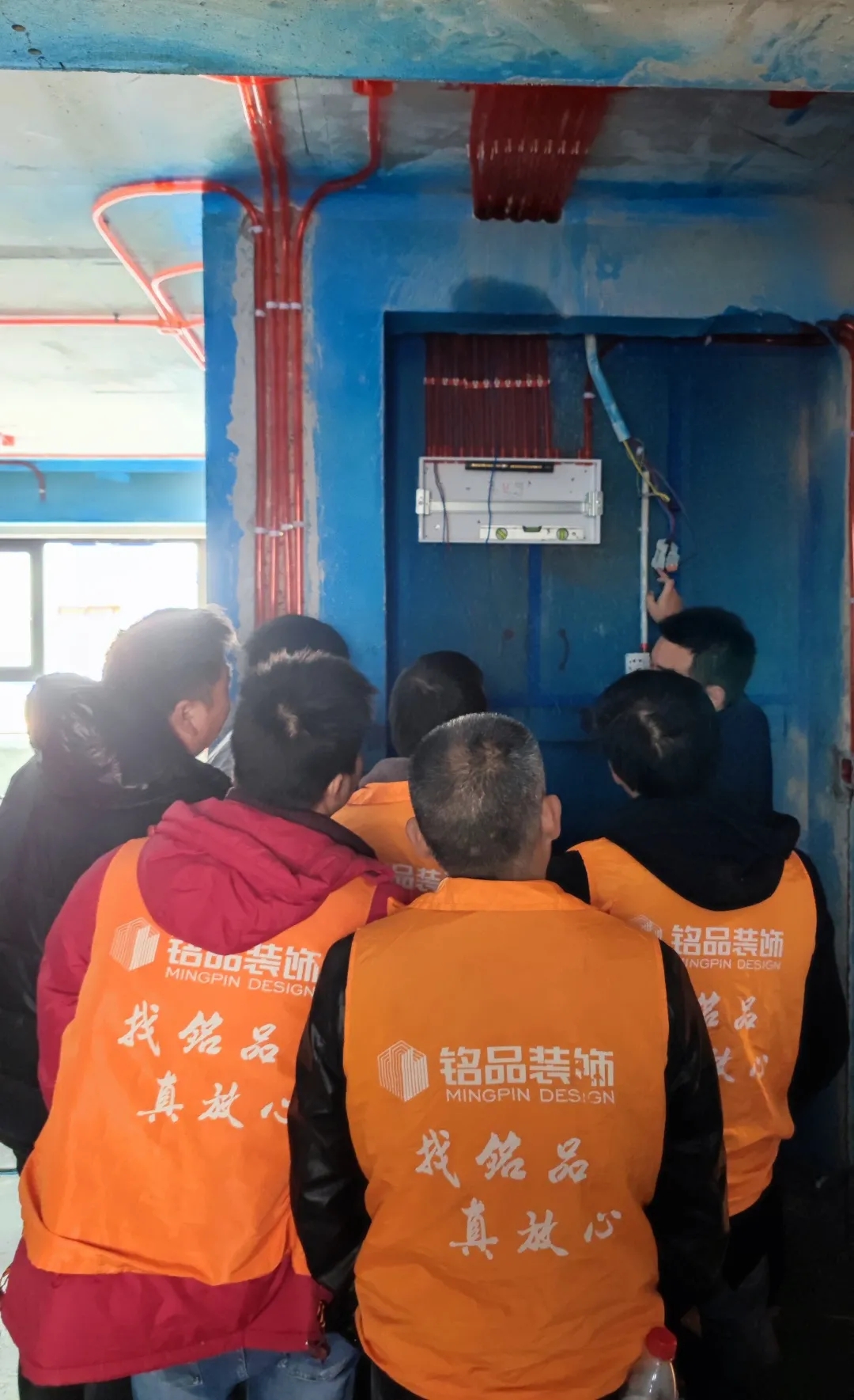 王經(jīng)理檢查配電箱并講解安全用電知識(shí)。