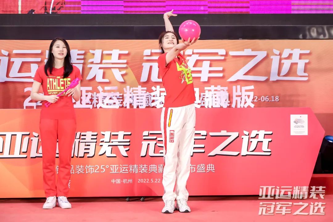 現(xiàn)場(chǎng)氛圍熱鬧  業(yè)主朋友們與冠軍選手親密互動(dòng)