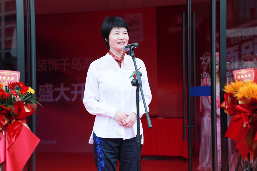 浙江省建筑裝飾行業(yè)協(xié)會(huì)會(huì)長(zhǎng)賈華琴女士發(fā)言致辭