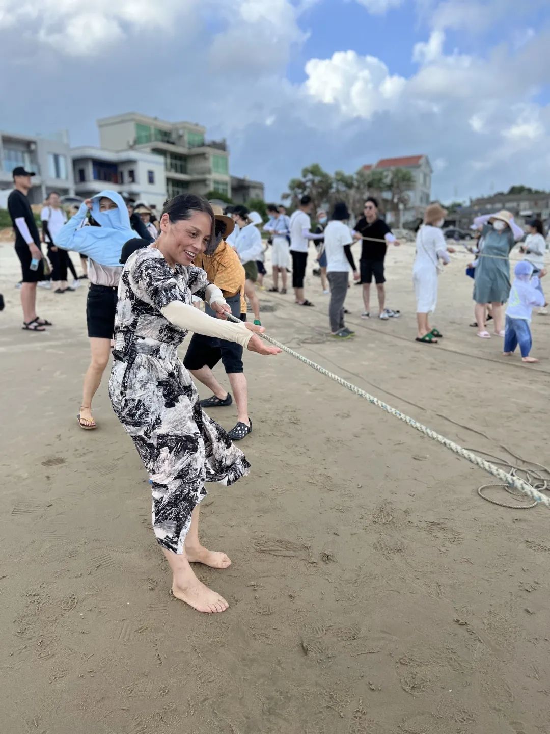 熱愛生活，熱愛拼搏的銘品家人們，旅途中也少不了比賽，一場新鮮好玩的海邊拔河就此展開。