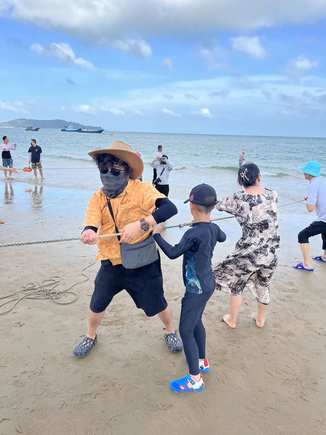熱愛生活，熱愛拼搏的銘品家人們，旅途中也少不了比賽，一場新鮮好玩的海邊拔河就此展開。