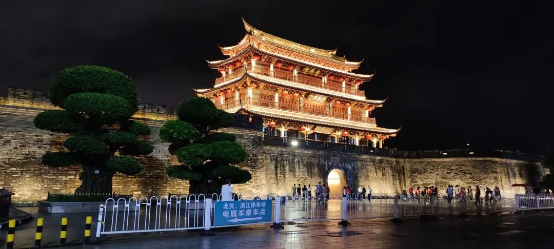 潮州古城樓的夜景，倒映一江水，如詩如畫。