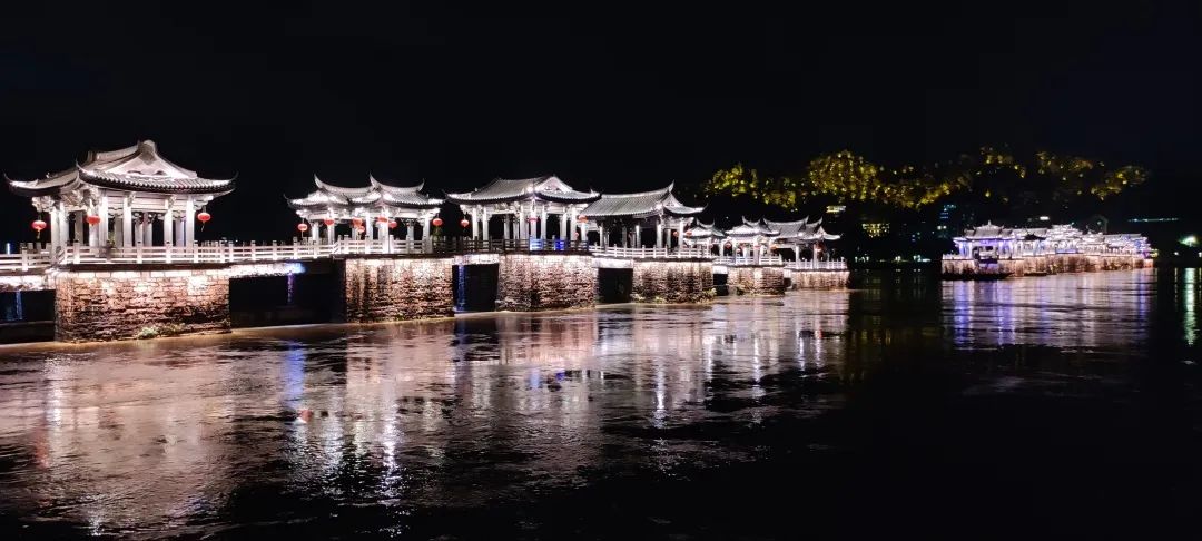 潮州古城樓的夜景，倒映一江水，如詩如畫。
