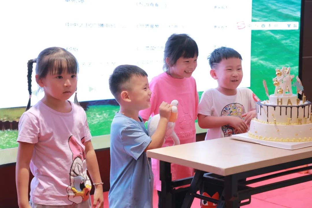 孩子們一起慶祝生日，切生日蛋糕