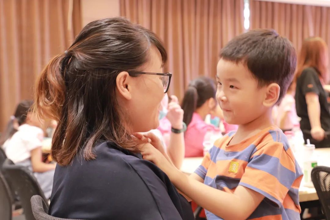 孩子與父母擁抱的瞬間，永遠是動人且溫暖的