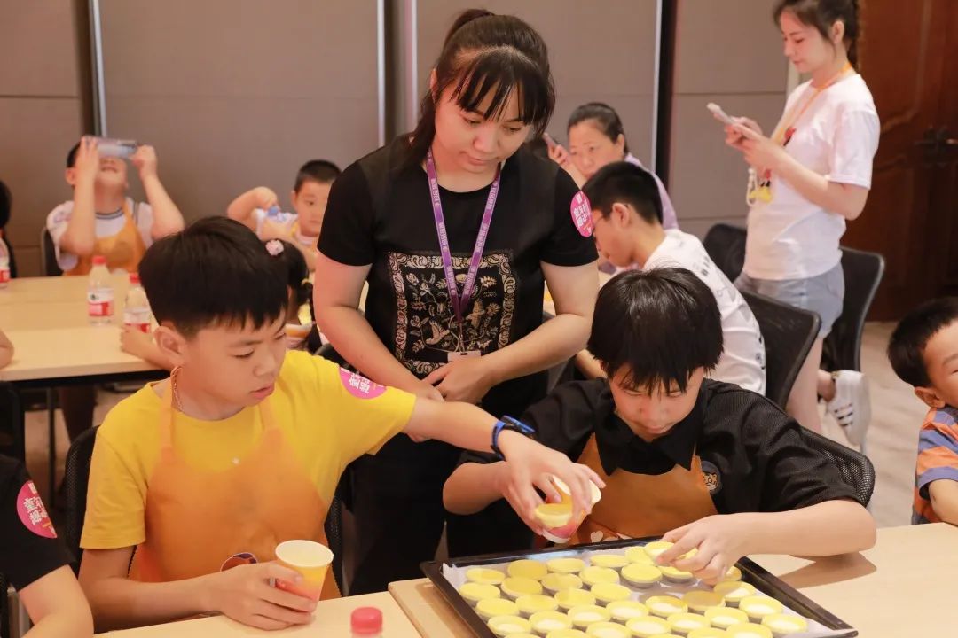 在銘品小課堂上，孩子們積極踴躍，學(xué)習成長