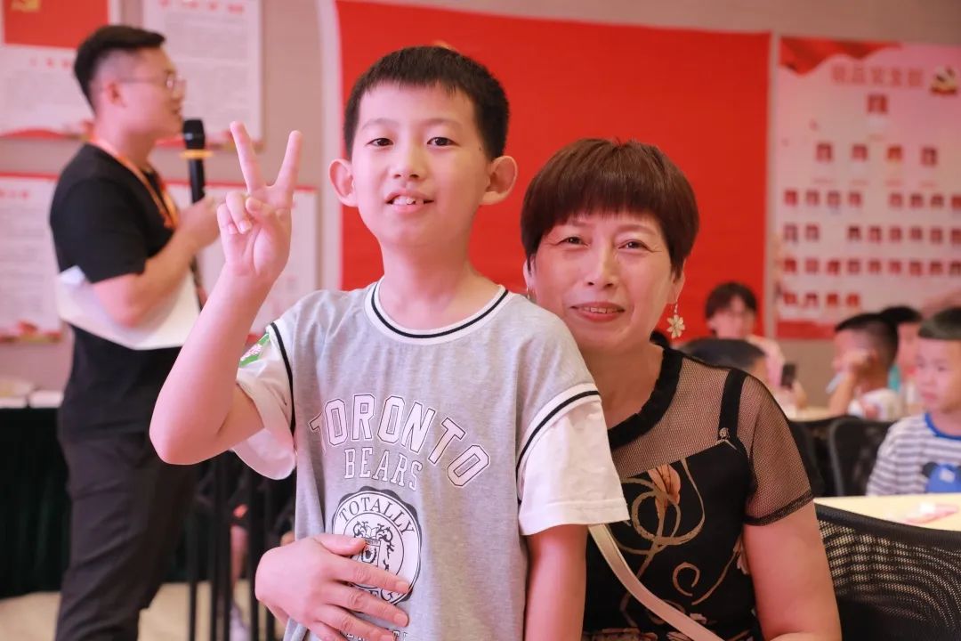 來父母的工作單位參觀，先給自己比個耶！