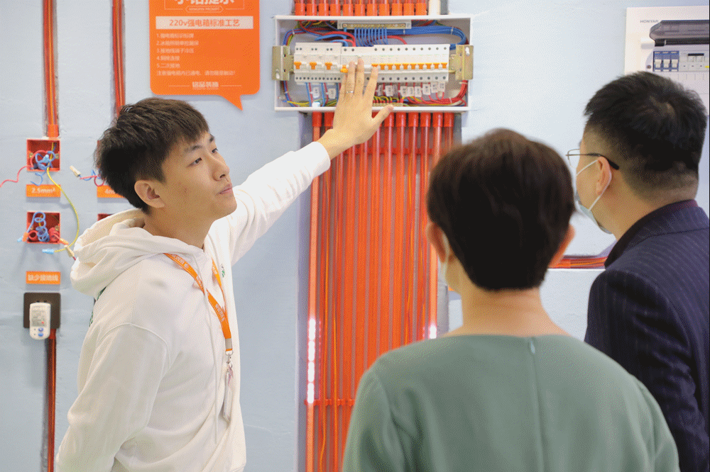 逛展廳，看工藝，家裝當(dāng)然要選放心的