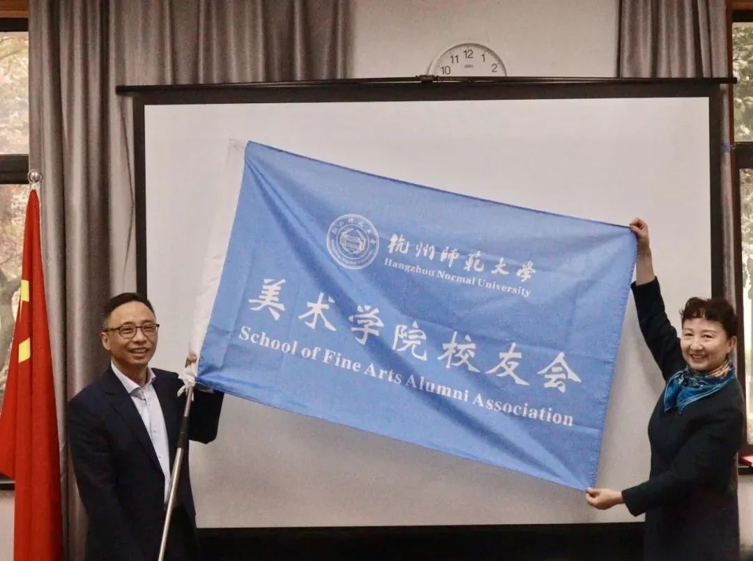 郭小娟書記授旗，張一良校友接旗